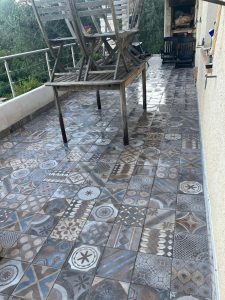 Terrasse de villa rénovée avec carrelage décoratif, espace extérieur valorisé et finitions soignées par EDVA Rénovation dans les Alpes-Maritimes