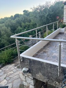 Terrasse d'une villa rénovée avec carrelage décoratif et garde-corps inox sur mesure par EDVA Rénovationdans les Alpes-Maritimes