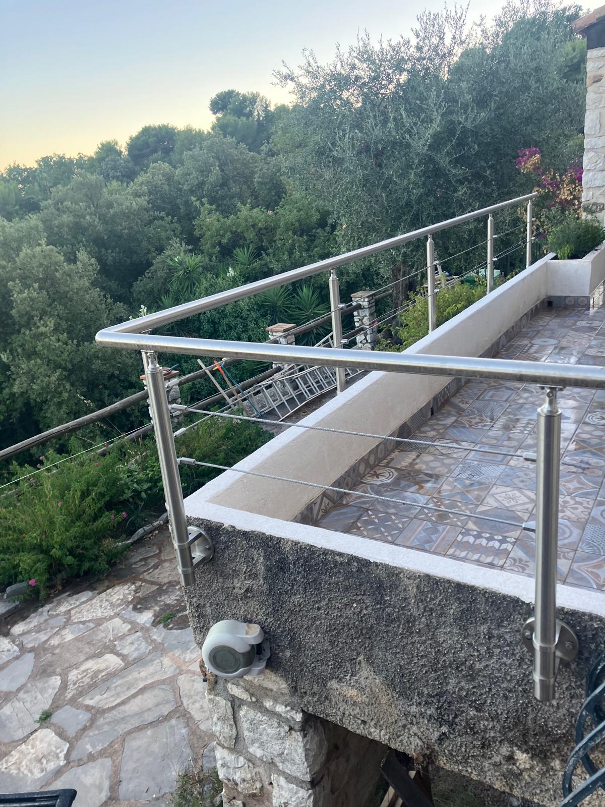 Terrasse d'une villa rénovée avec carrelage décoratif et garde-corps inox sur mesure par EDVA Rénovationdans les Alpes-Maritimes