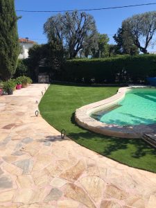 Aménagement extérieur autour d’une piscine avec pelouse, réalisation des margelles et câbles préparés pour un futur chemin lumineux par EDVA