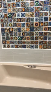 Salle de bain rénovée avec mosaïque colorée dans l’espace bain, carrelage adapté aux pièces humides et finitions soignées par EDVA Rénovation
