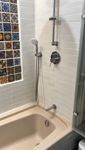 Rénovation de salle de bain avec mosaïque et pare-baignoire – EDVA