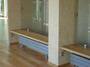 Aménagement intérieur – parquet, garde-corps en verre et bancs en chêne