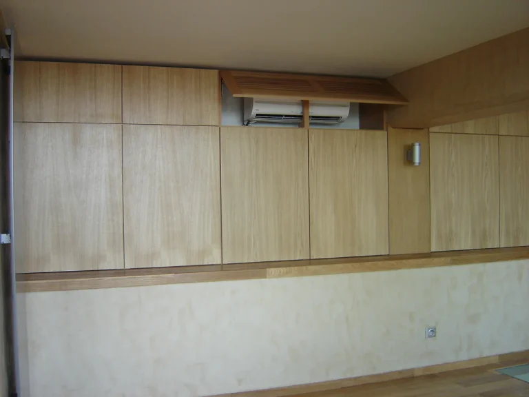 Rangements en bois sur mesure réalisés par EDVA avec climatisation intégrée
