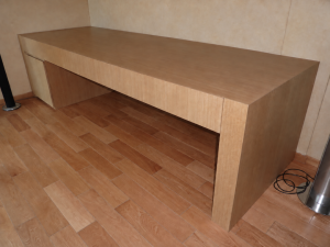 Bureau en bois sur mesure avec rangements intégrés réalisé par EDVA Rénovation