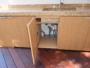 Cuisine sur mesure avec rangements sous évier et raccordements techniques réalisés par EDVA