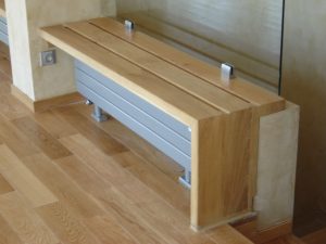 Banc en bois sur mesure avec parquet et garde-corps en verre trempée