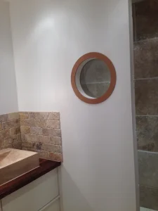 Détail de la séparation entre la vasque et la douche