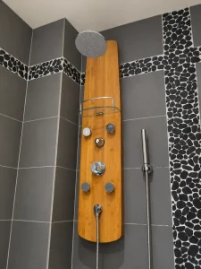 Douche modernisée dans une salle de bain entièrement rénovée