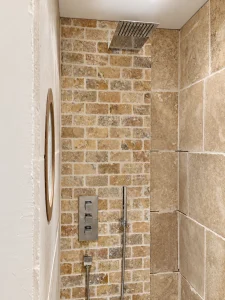 Douche en travertin – travaux en cours