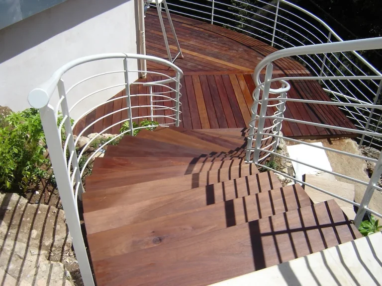 Escalier extérieur en bois marche en IPE réalisé par EDVA Rénovation pour relier une terrasse dans les Alpes-Maritimes