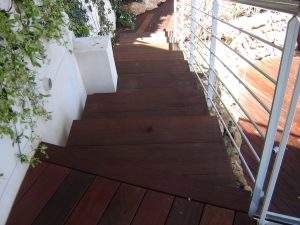Escalier extérieur en bois avec terrasse et garde-corps