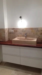 Meuble vasque sur mesure avec plan en bois et vasque en pierre naturelle