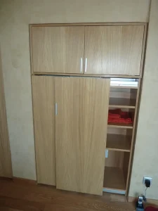 Placard sur mesure avec portes coplanaires