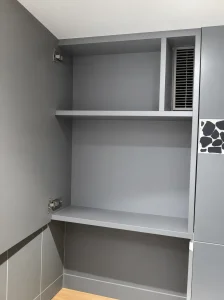 Rangement sur mesure dans une salle de bain