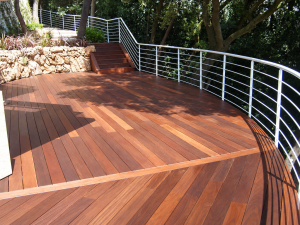 Terrasse en ipé avec marches intégrées au paysage – EDVA Rénovation