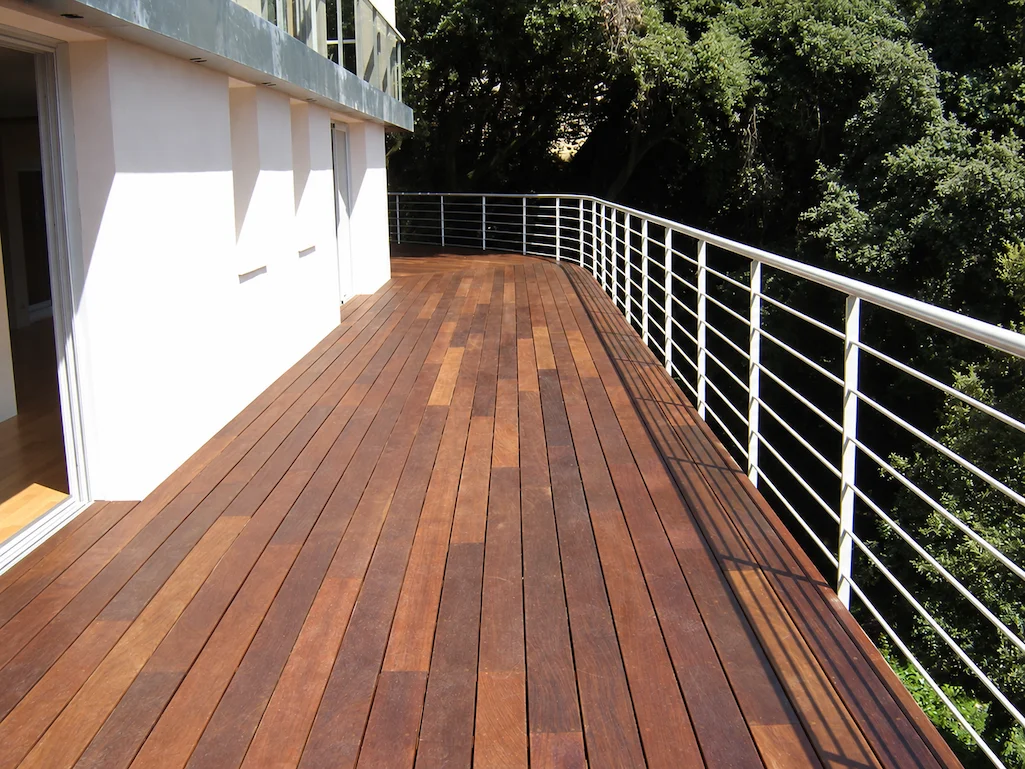 Terrasse suspendue en bois avec garde-corps métallique réalisée par EDVA Rénovation dans les Alpes-Maritimes