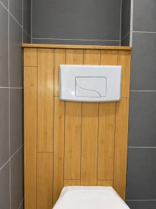 Toilettes avec meuble de rangement intégré dans une salle de bain rénovée